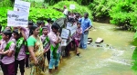 അധികൃതരുടെ കണ്ണുതുറപ്പിക്കാന്‍  കുട്ടിക്കൂട്ടം പാടത്തേക്ക്